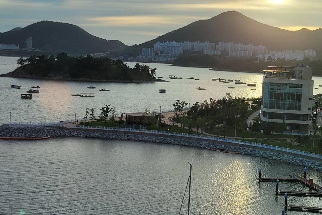 The Castle Ocean Marina Double Suite Yeosu Exterior photo