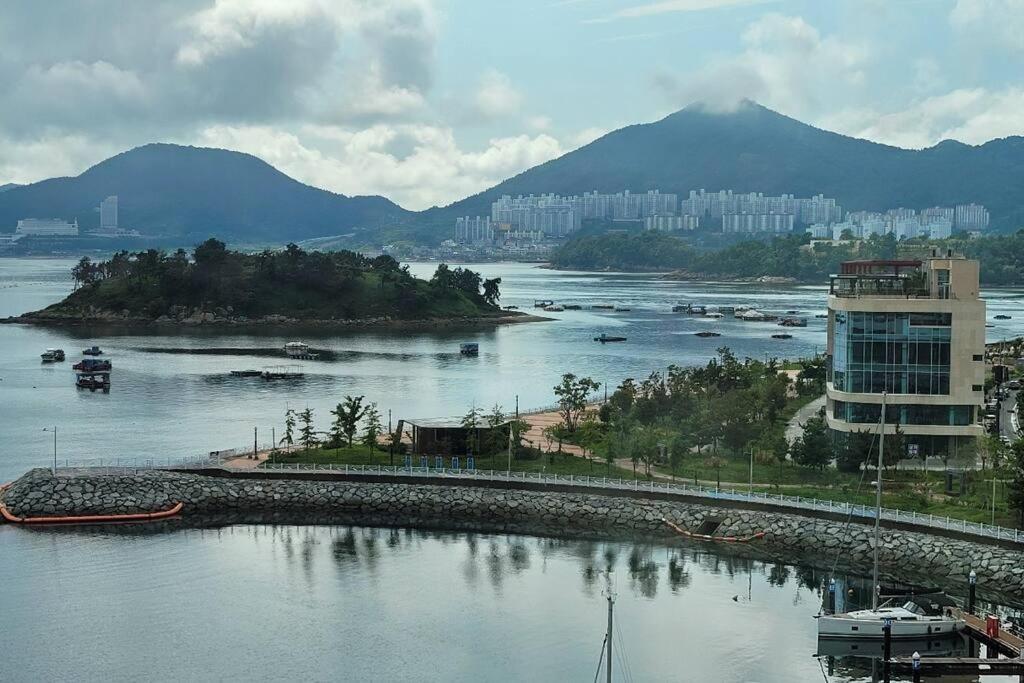 The Castle Ocean Marina Double Suite Yeosu Exterior photo
